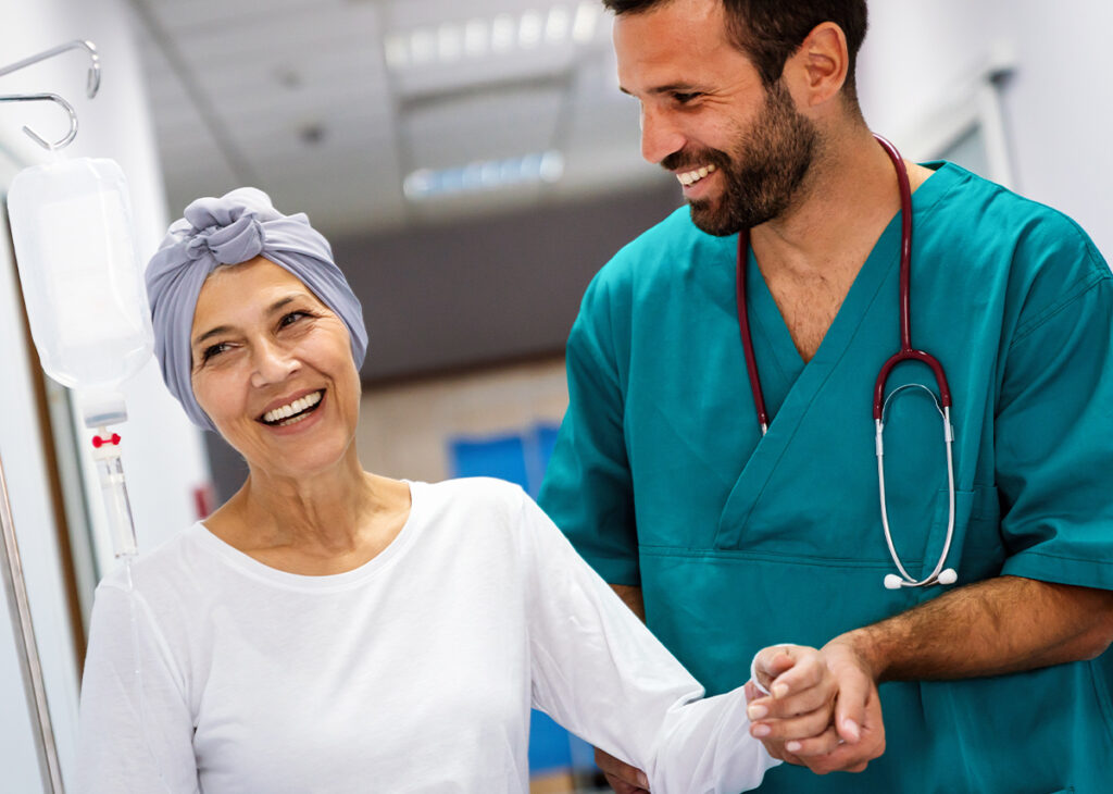 mulher sorridente com leucemia ao lado do seu médico sorridente