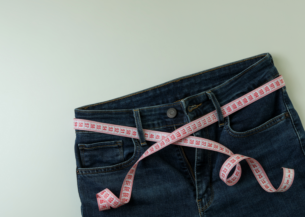 calça jeans com fita metrica