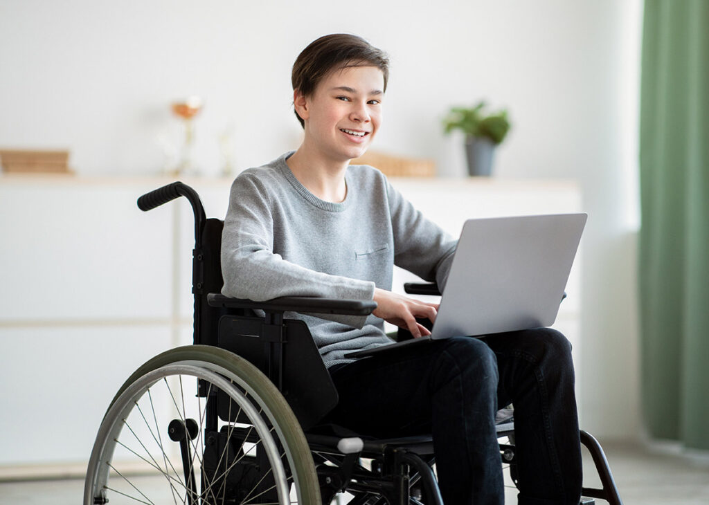 jovem adulto com esclerose múltipla na cadeira de rodas