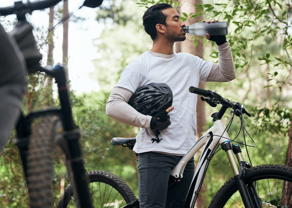 bebendo água após atividade fisica na bike