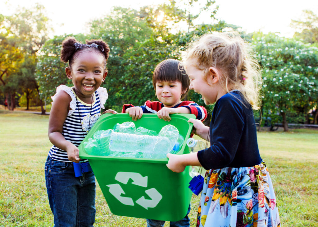 crianças reciclando embalagens
