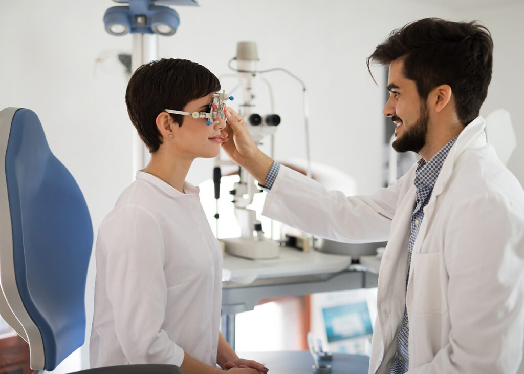 médico oftalmologista examinando paciente