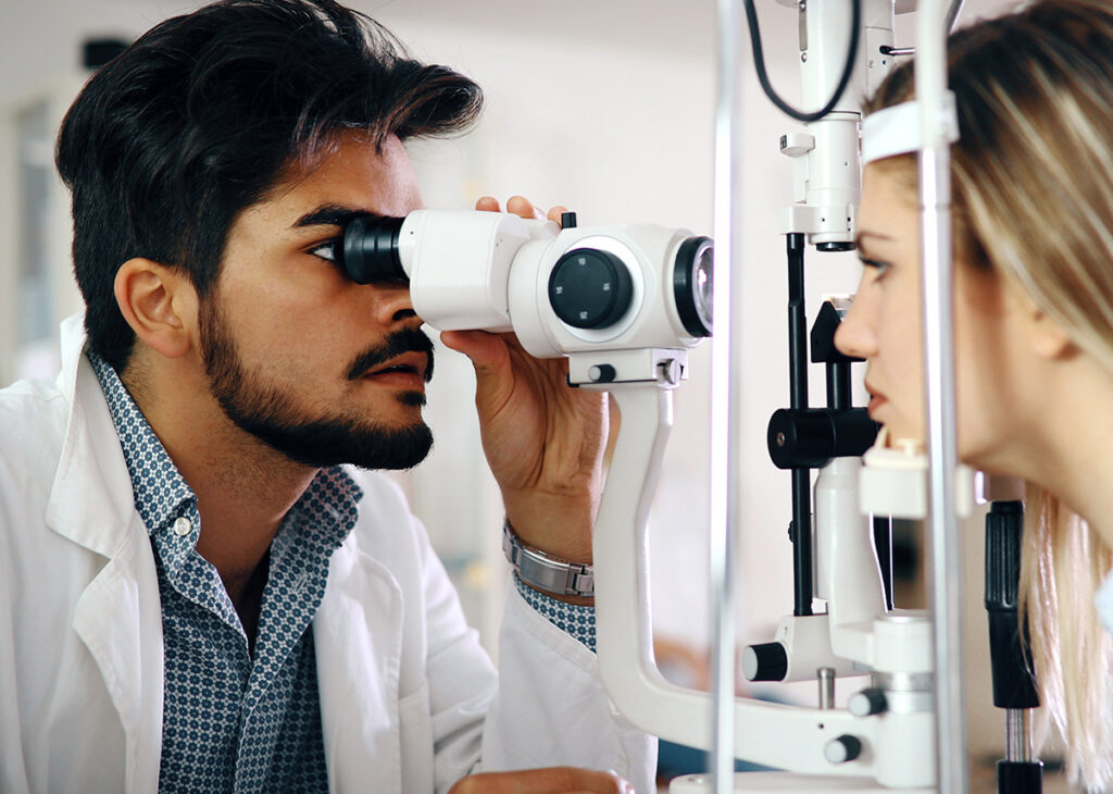 médico oftalmologista examinando paciente