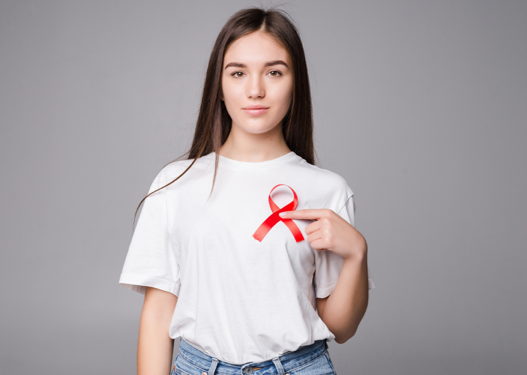 mulher com fita vermelha da luta contra  o hiv