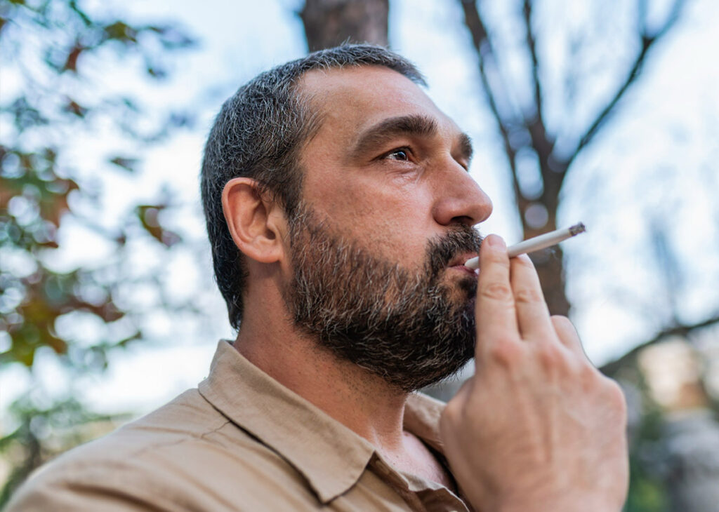 homem fumando um cigarro