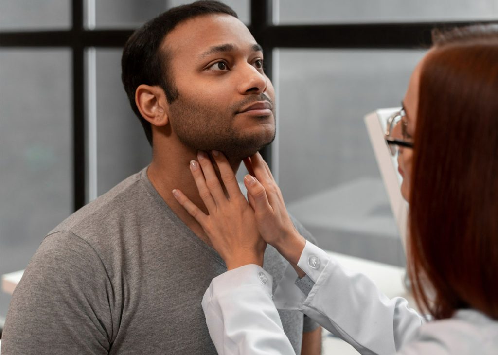 médica examinando cabeça e pescoço de paciente
