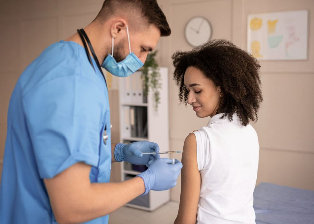 mulher sendo vacinada