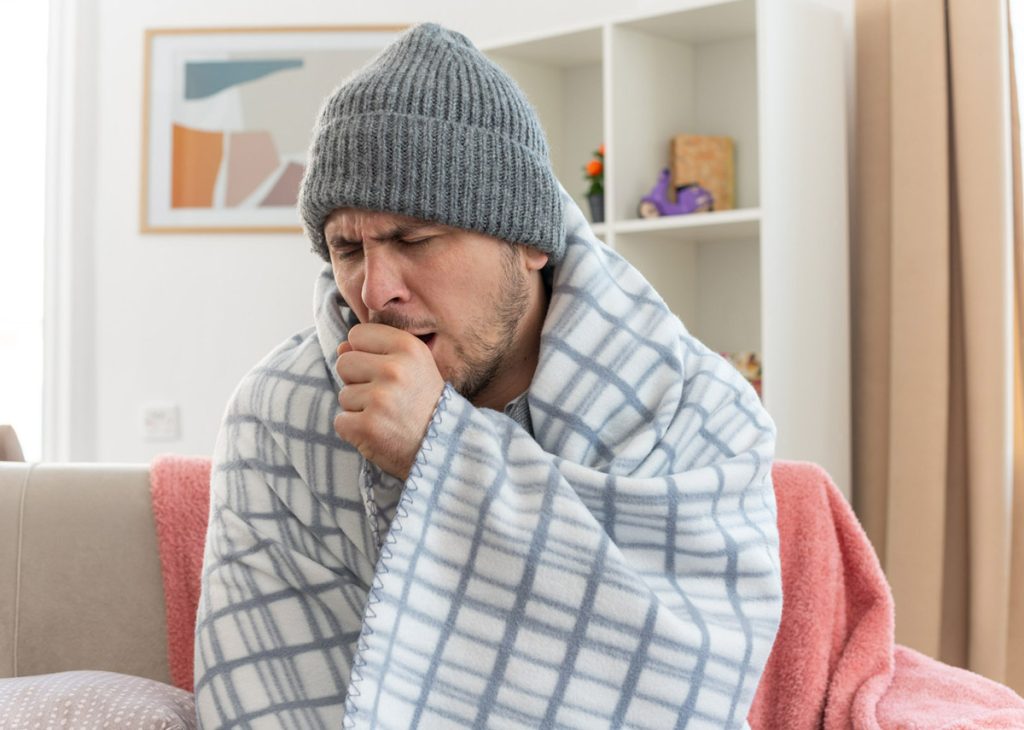 homem com frio e tossindo