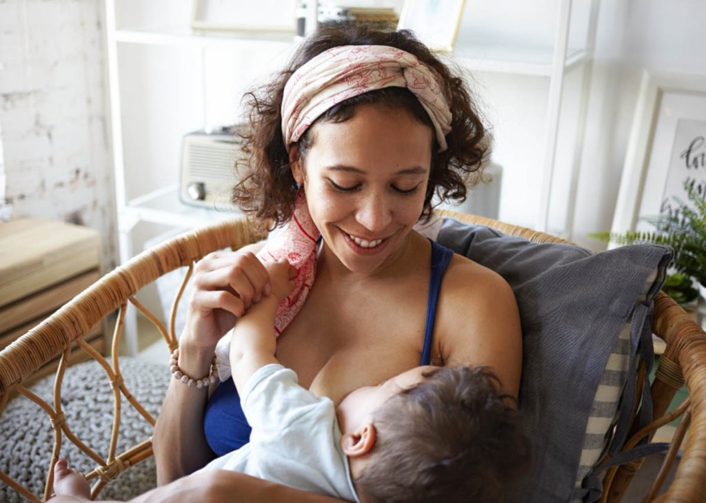 mulher amamentando