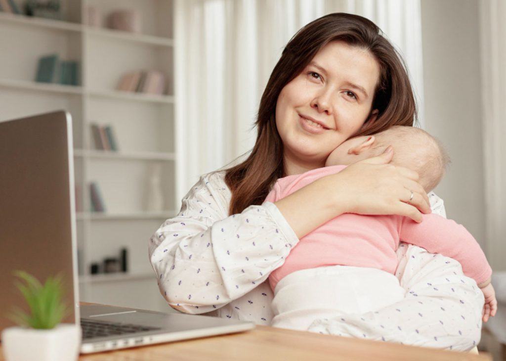 mulher amamentando no trabalho