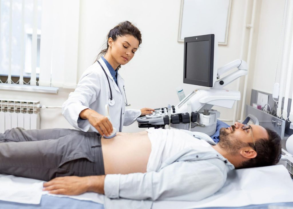 homem fazendo ultrassom no abdome