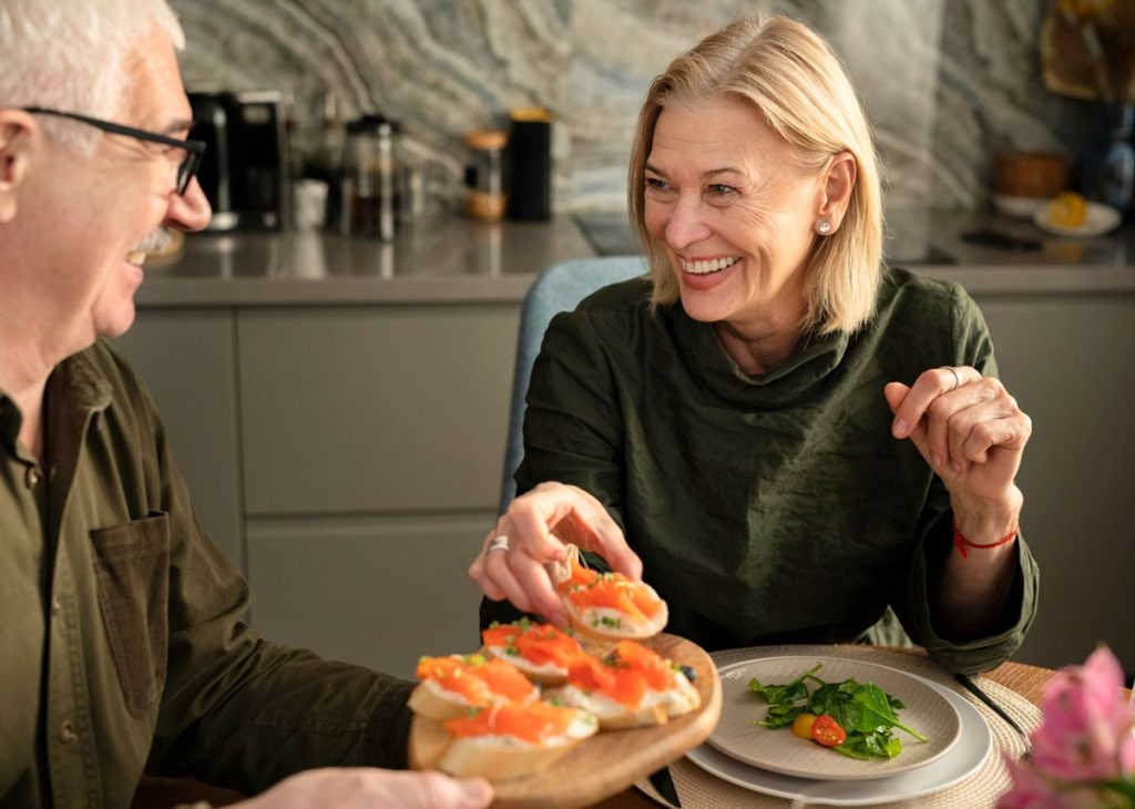 casal almoçando salmão