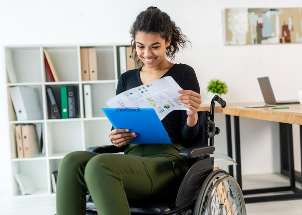 cadeirante feliz lendo relatorios