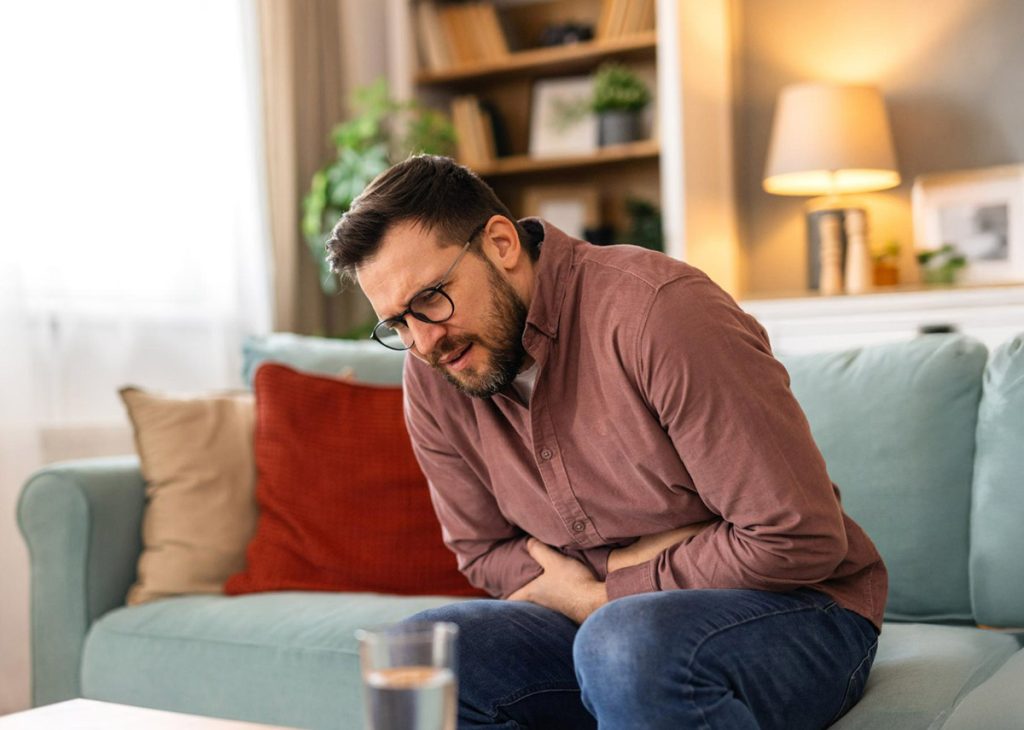 homem com dor na barriga