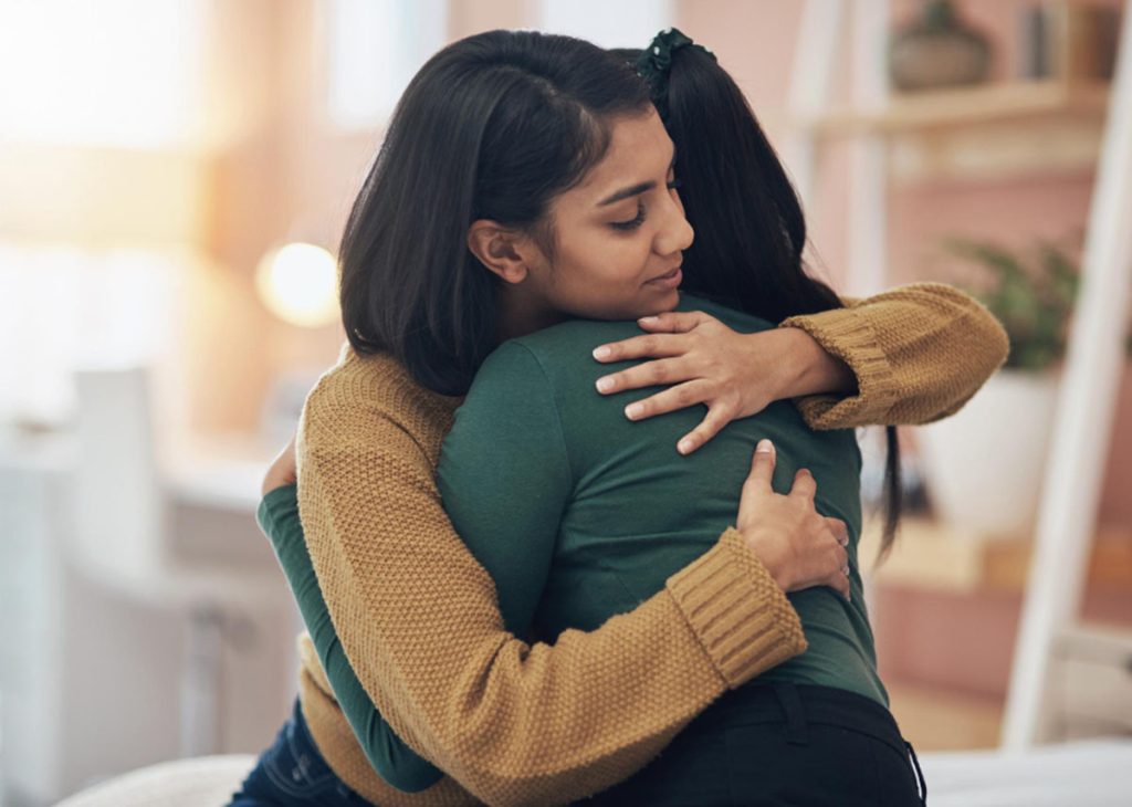 pessoa emotiva abraçando