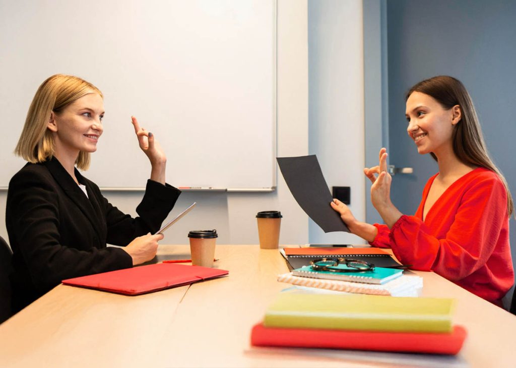 pessoas se comunicando em libras