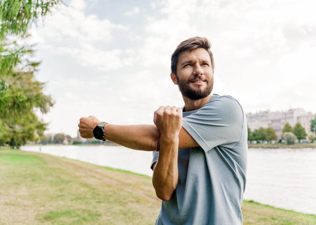 homem fazendo alongamento